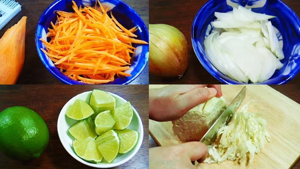 Sơ chế rau củ làm gỏi bò ngũ sắc.