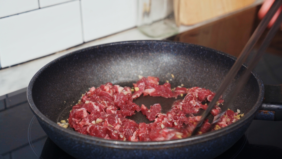 Xào thịt bò.