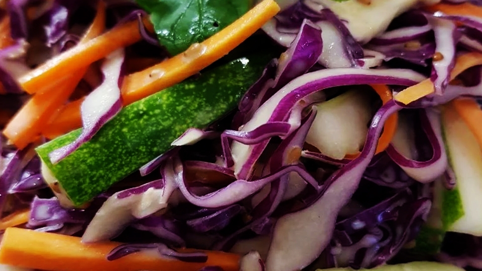 Trộn gỏi bò ngũ sắc.