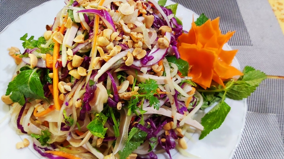 Gỏi bò ngũ sắc thơm ngon, hấp dẫn.