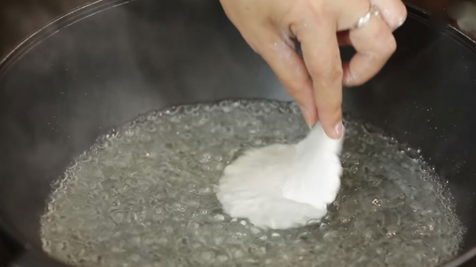 Cho từng miếng bột nhỏ vào nồi