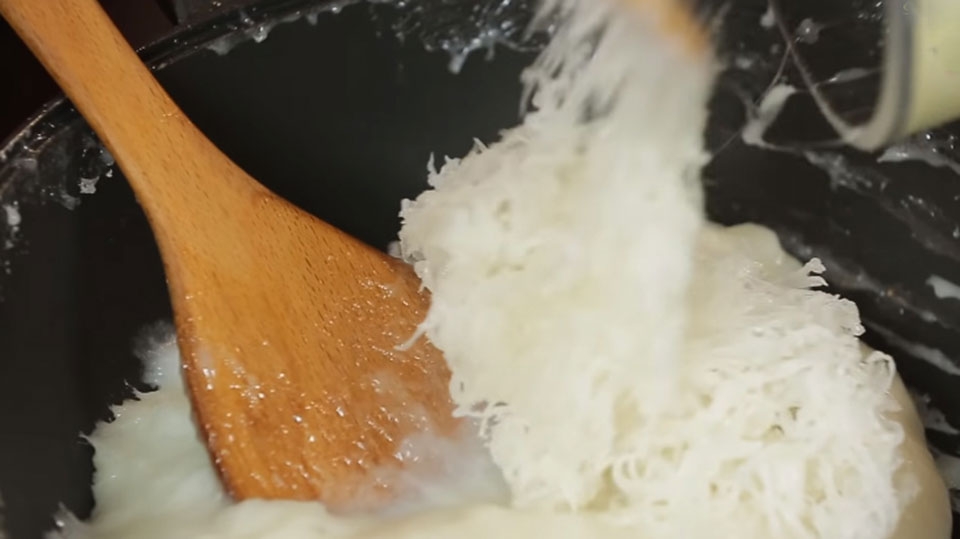 Cho dừa vào bột