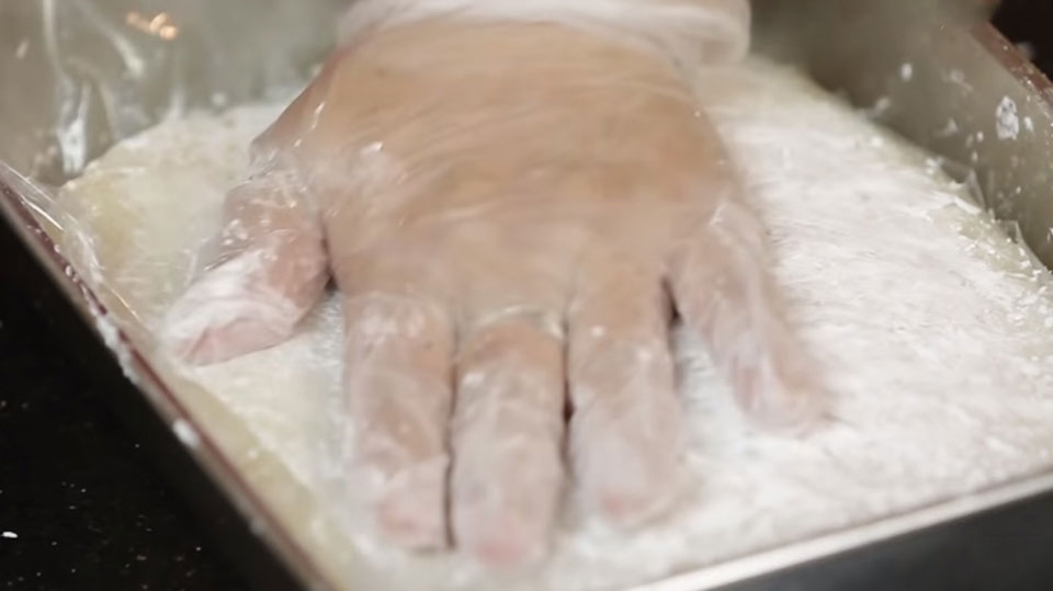 Đổ bột ra khuôn và để nguội