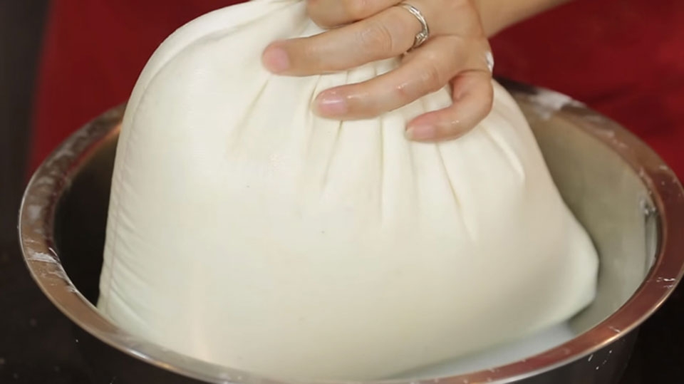 Sử dụng túi vải để ép bột nếp