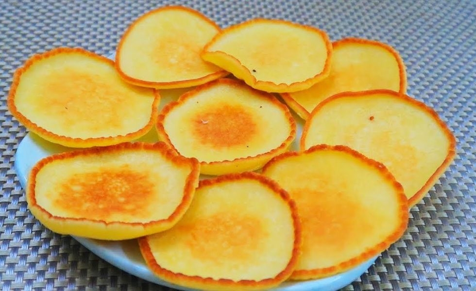 Bánh bột mì chiên màu vàng