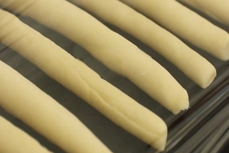 Cách tạo hình cho bánh mì que trước khi nướng