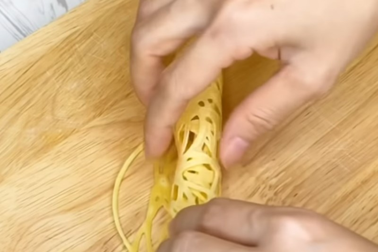 Bật mí cách làm bánh trứng cuộn đơn giản, dễ làm với nguyên liệu quen thuộc trong căn bếp nhỏ - hình 4