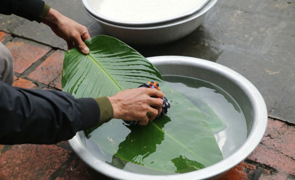 rửa lá chuối