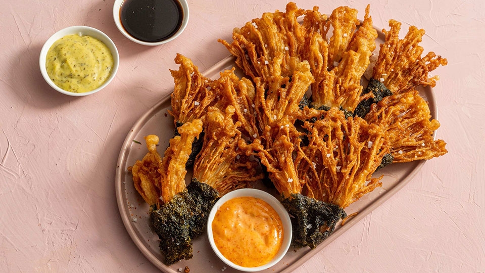 Nấm kim châm chiên giòn với rong biển