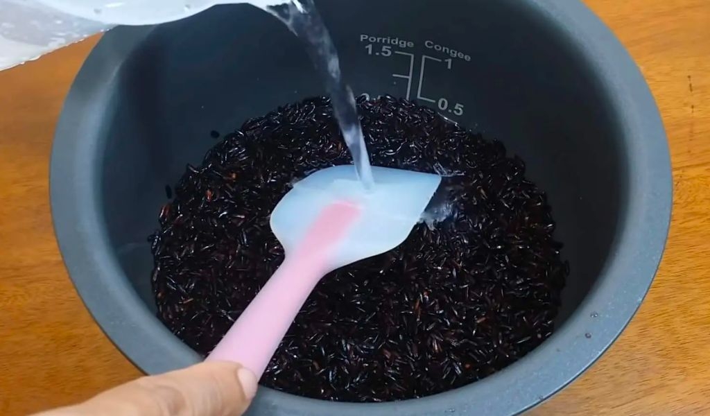 Cách làm xôi nếp than nhanh chóng đơn giản bằng cách hấp hơi và nồi cơm điện 4
