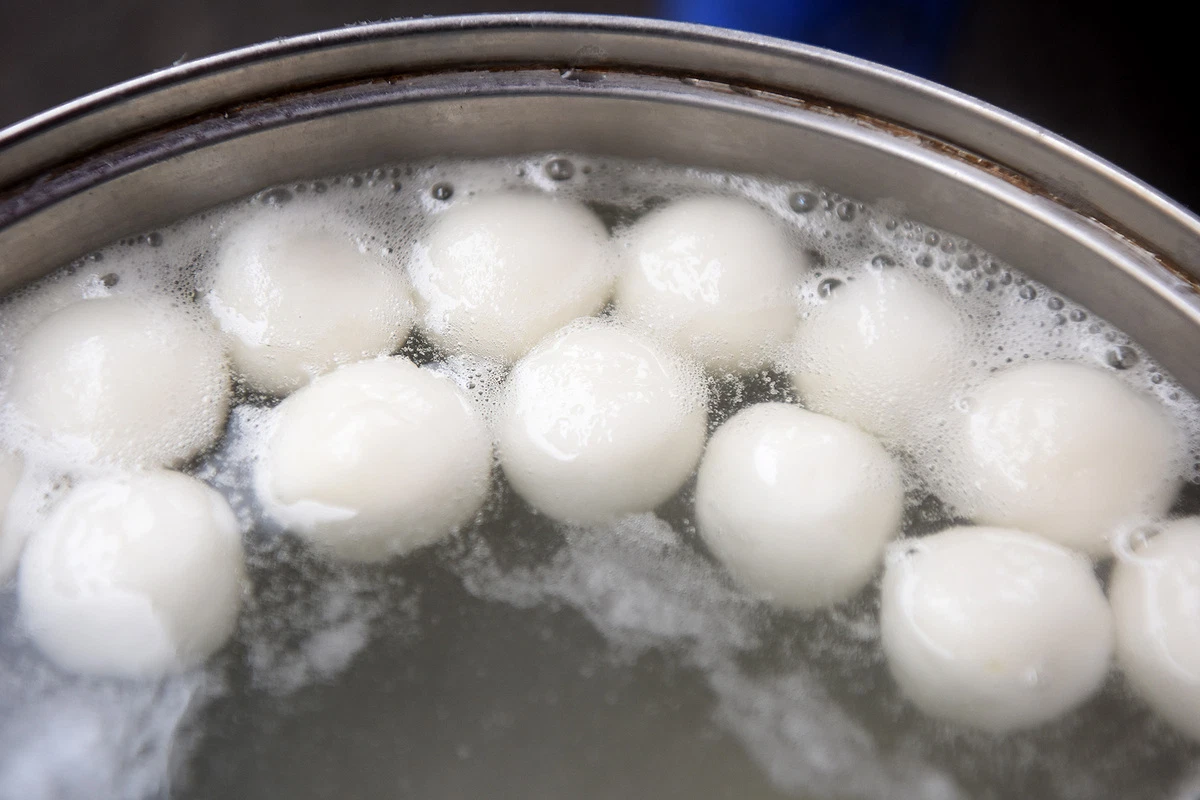 Luộc bánh trôi tàu