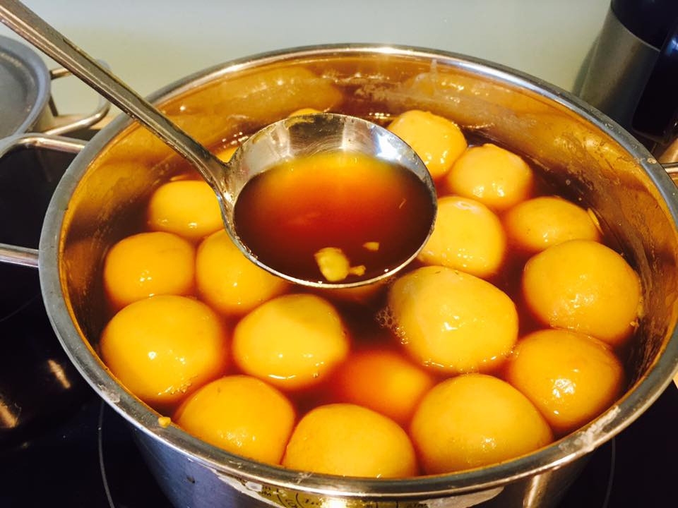 Luộc bánh trôi tàu với nước đường