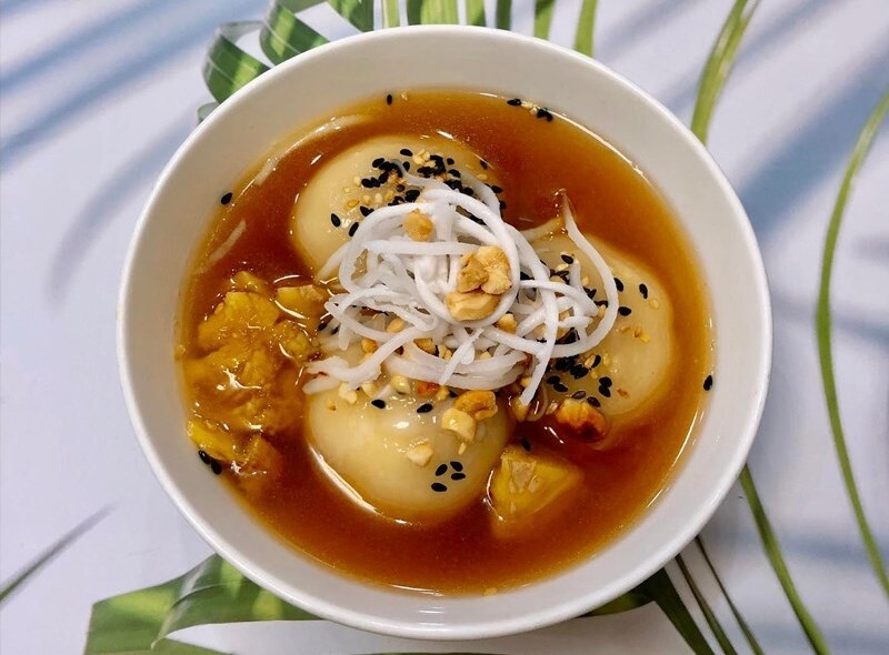 Bánh trôi tàu nhân đậu xanh dai mềm, phần nhân đậu bùi bùi, hòa cùng nước đường ngọt thanh, ngon khó cưỡng