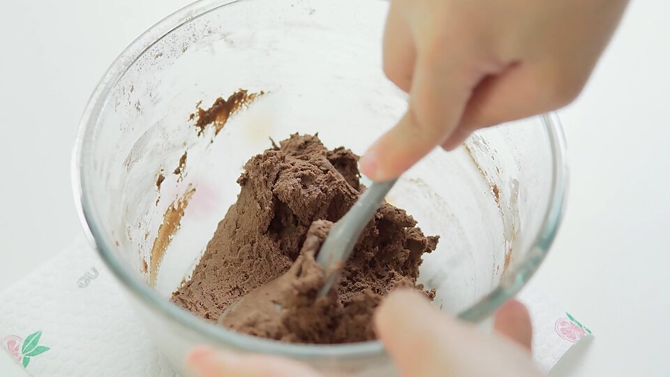 trộn bột bánh choco cookie