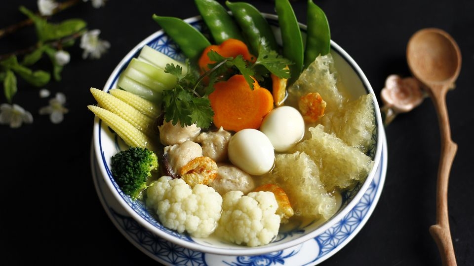 Canh bóng thả từ da heo khô