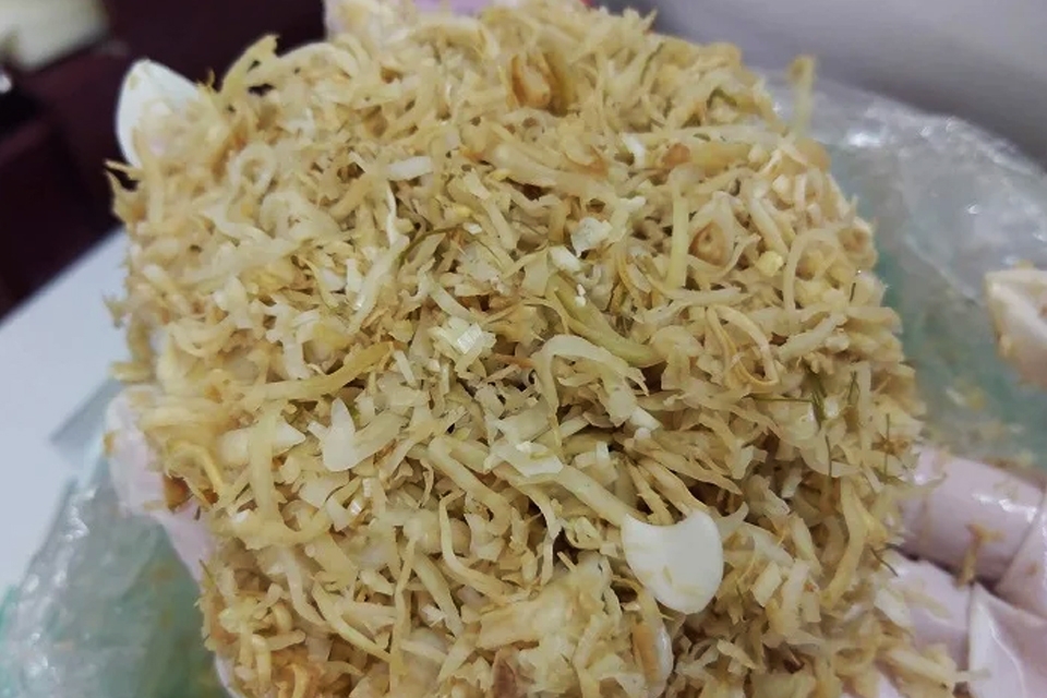 Nhút mít làm từ mít non xanh có vị chua ngọt lạ miệng.