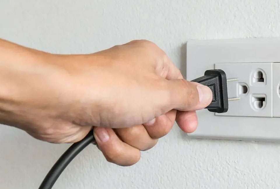 Tắt tivi bằng cách rút dây cấp nguồn