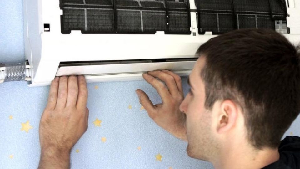 Vệ sinh phần mặt nạ máy lạnh Casper