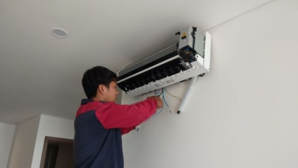 Vệ sinh ống xả nước của máy lạnh Casper