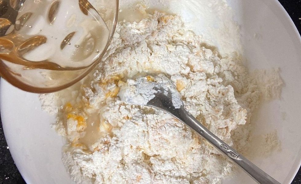 Trộn bột làm vỏ bánh gối