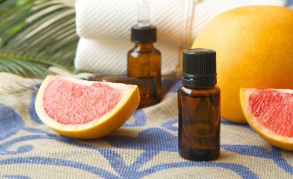 Đậy kín nắp lọ tinh dầu bưởi