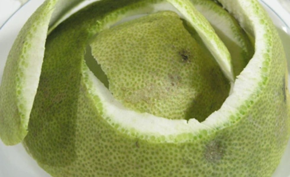 loại bỏ hết phần cùi trắng