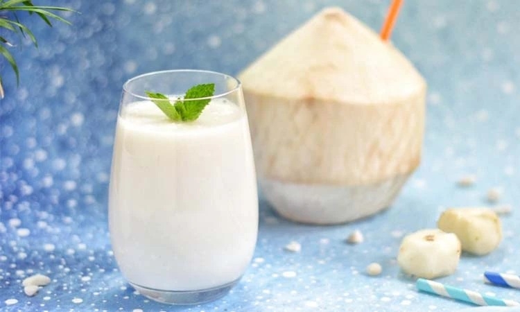 Trang trí ly sinh tố dừa và thưởng thức