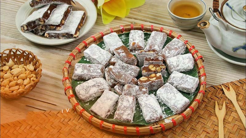 Thưởng thức bánh chè lam cùng trà xanh