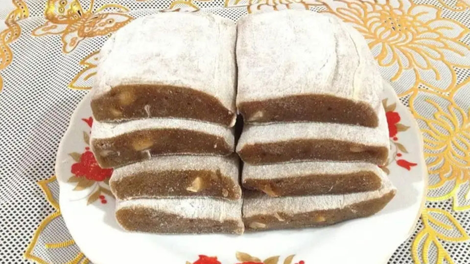 Bánh chè lam được áo một lớp bột mỏng bên ngoài