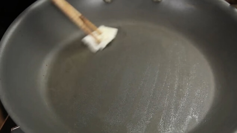 Dùng chảo chống dính