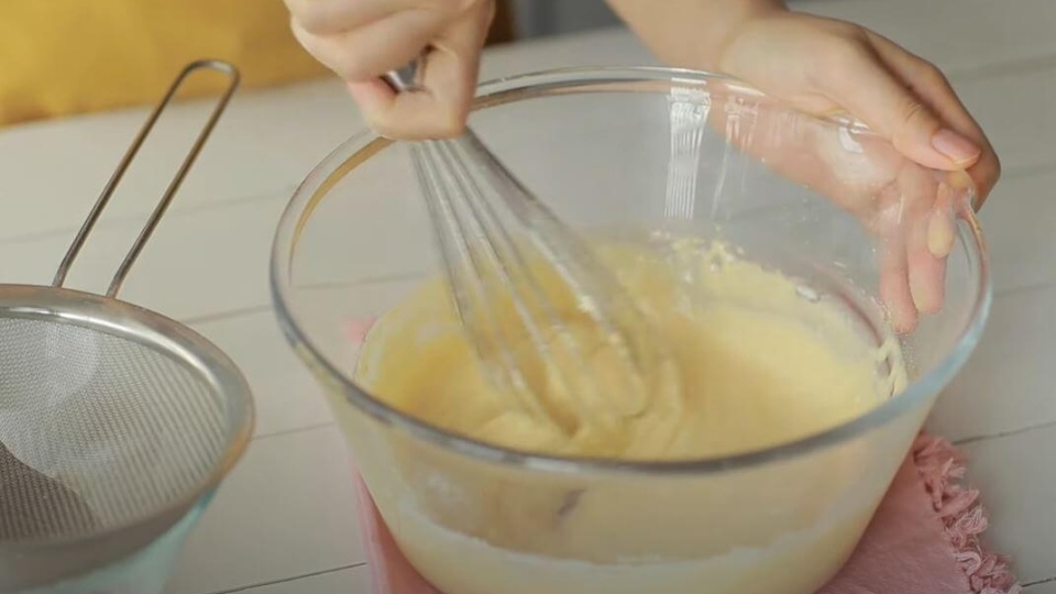 Trộn hỗn hợp trứng và bột