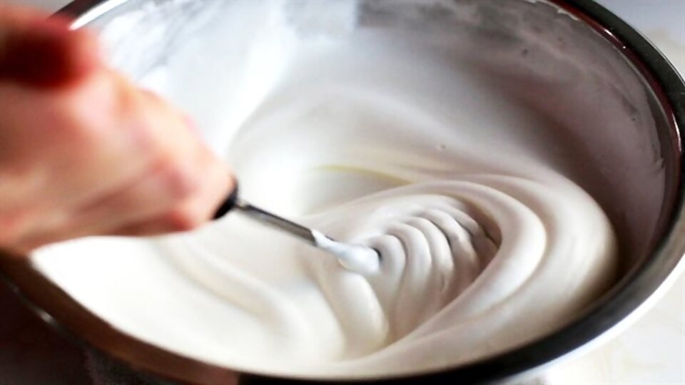 Đánh lòng trắng trứng gà