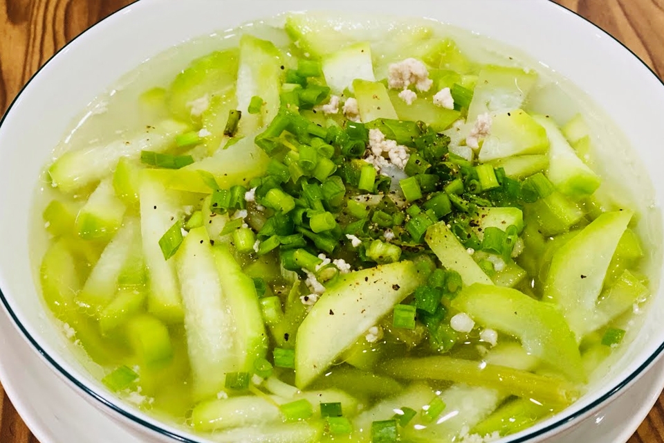 Canh thịt băm bí đao.