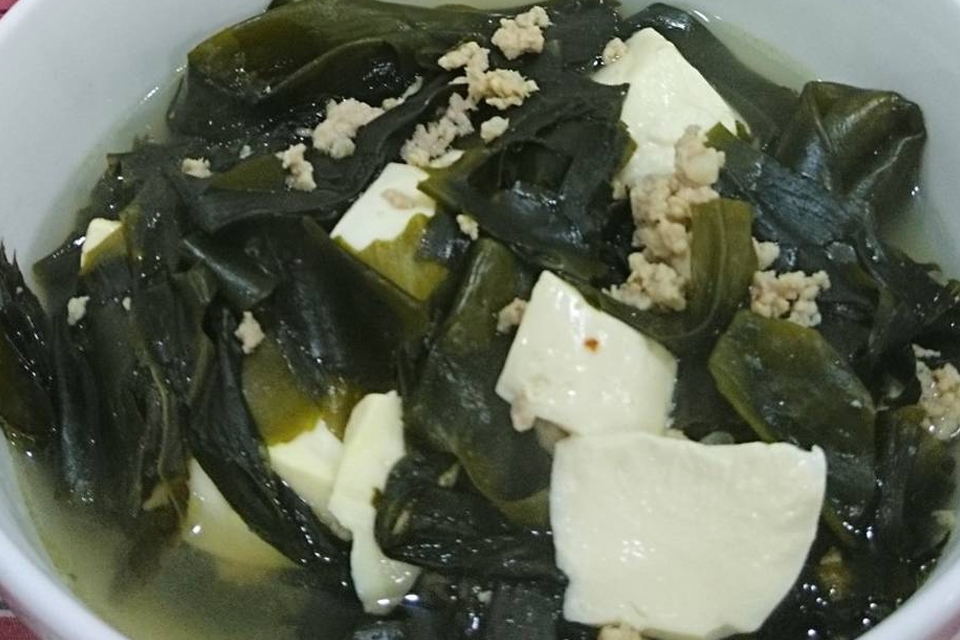 Canh thịt băm rong biển.