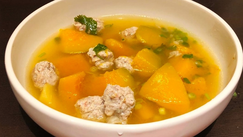 Canh thịt băm bí đỏ.