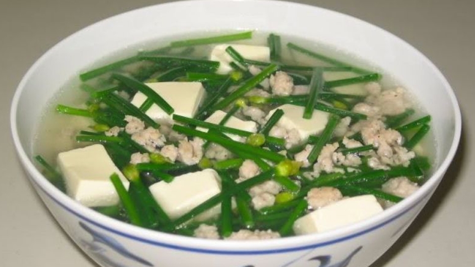 Canh thịt băm nấu hẹ.