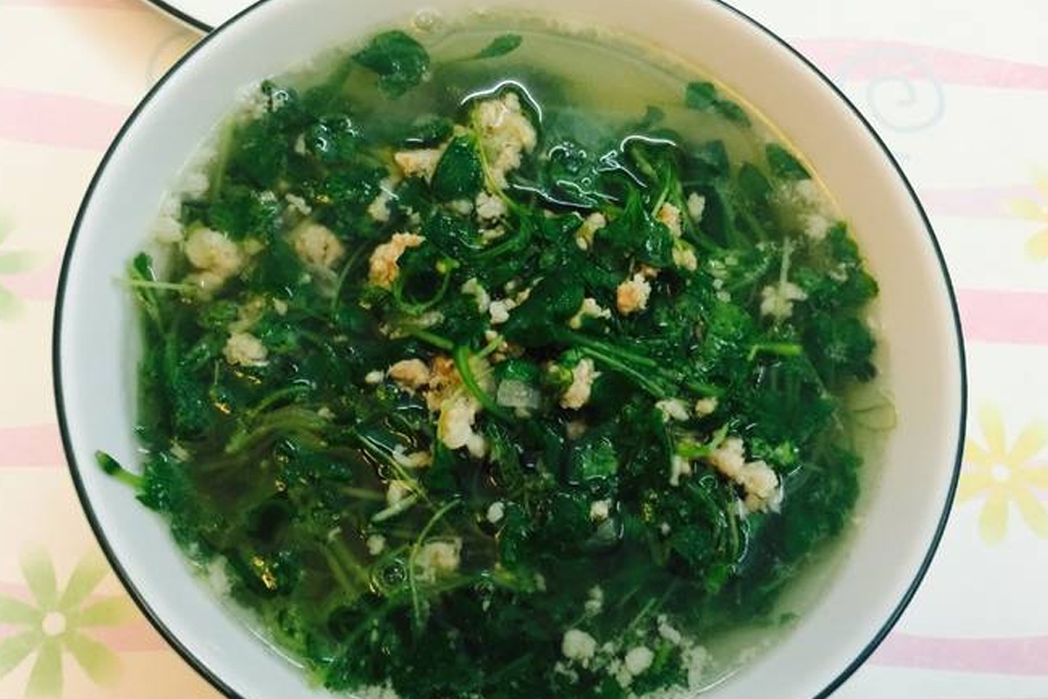 Canh thịt băm rau mầm.