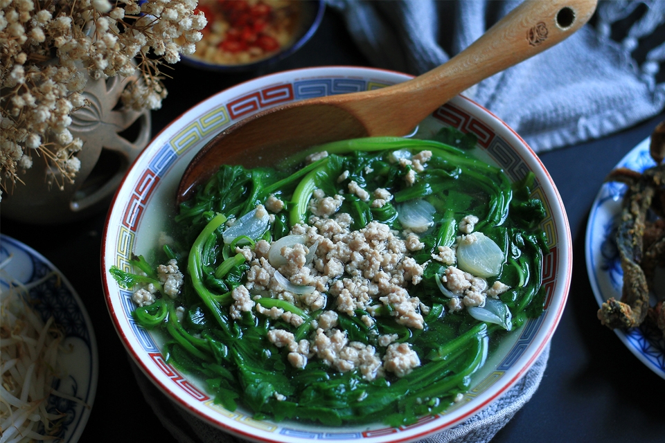 Canh thịt băm cải cúc.