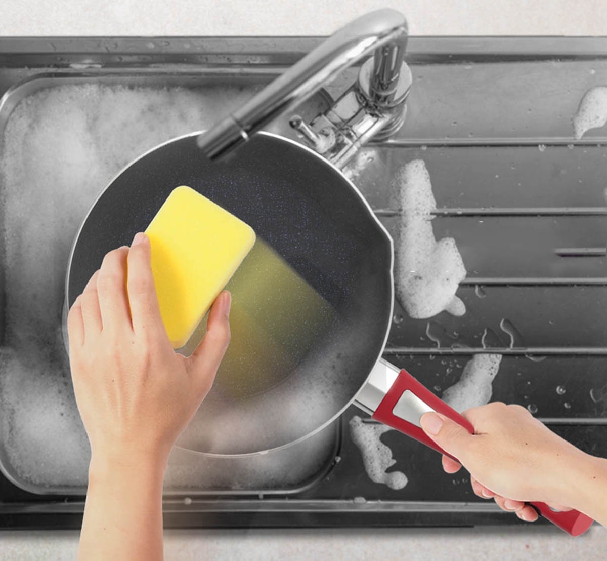 có nên rửa chảo chống dính ngay sau khi nấu - hình 2