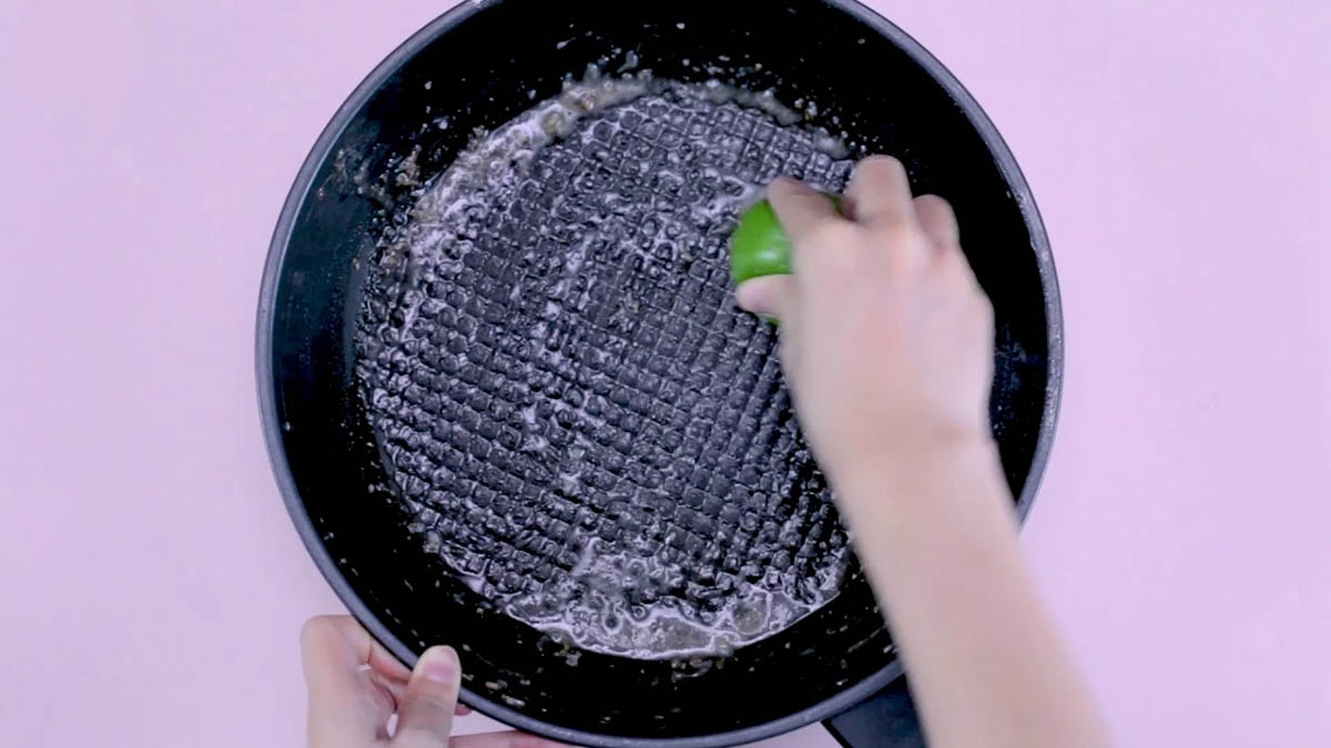 có nên rửa chảo chống dính ngay sau khi nấu - hình 3