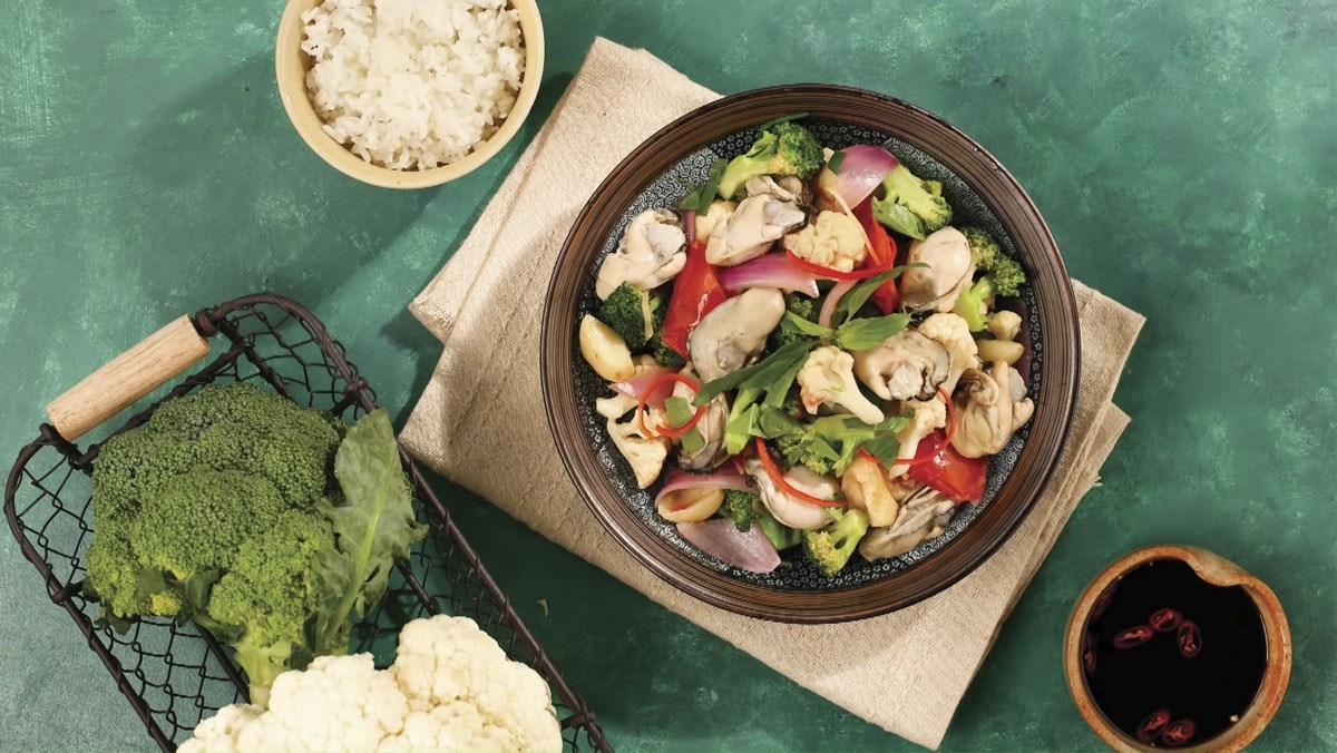 Hàu xào bông cải là món ăn có vị thanh đạm, giàu dinh dưỡng