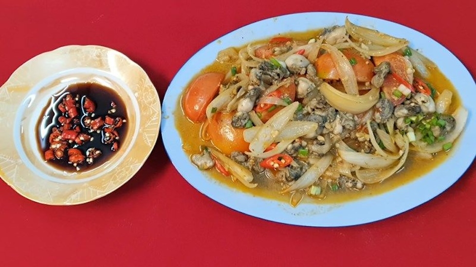 Hàu xào hành tây giúp bạn cảm nhận được nhiều tầng hương vị