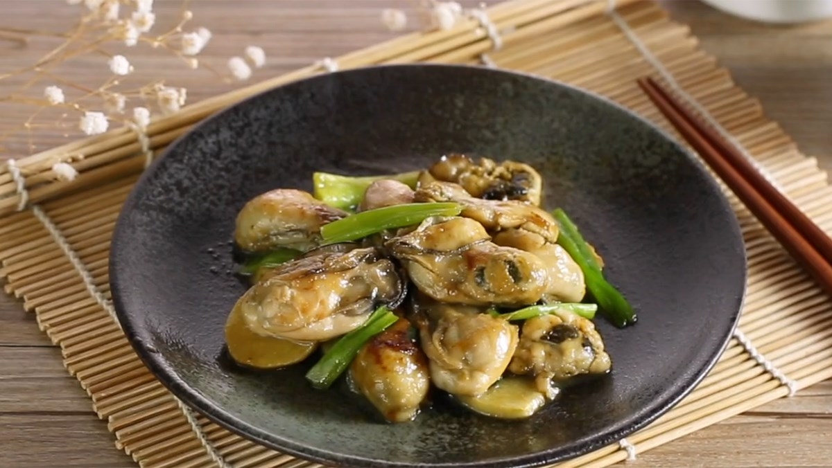 Hàu xào mỡ hành có màu vàng ươm