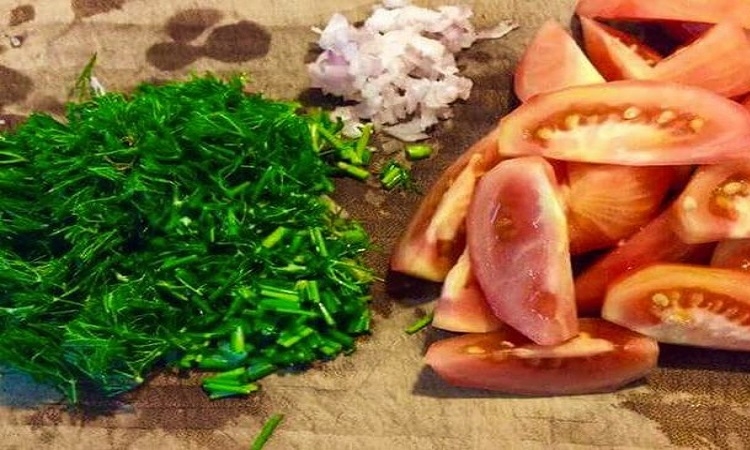 Sơ chế thì là, cà chua, hành tím