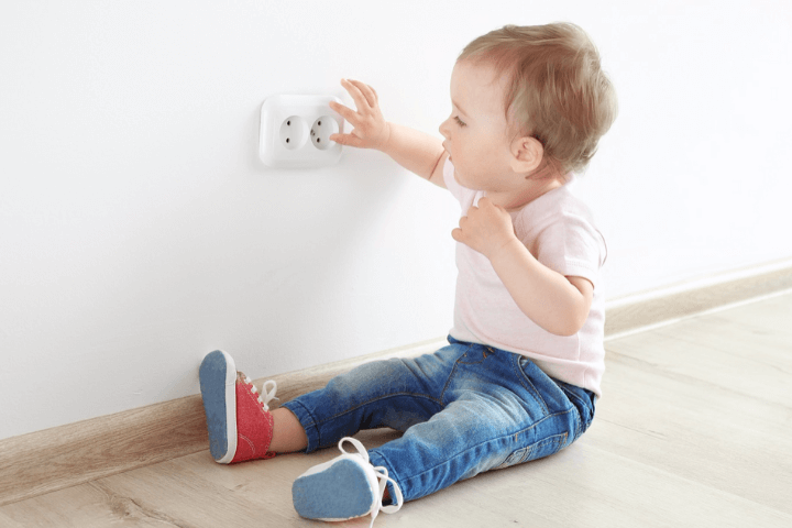 trẻ bị điện giật có ảnh hưởng gì không - hình 1