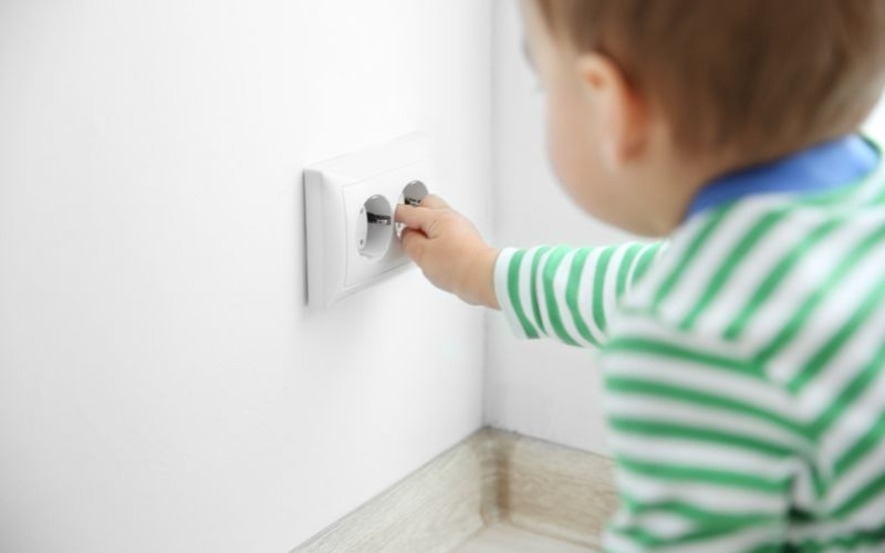 trẻ bị điện giật có ảnh hưởng gì không - hình 2