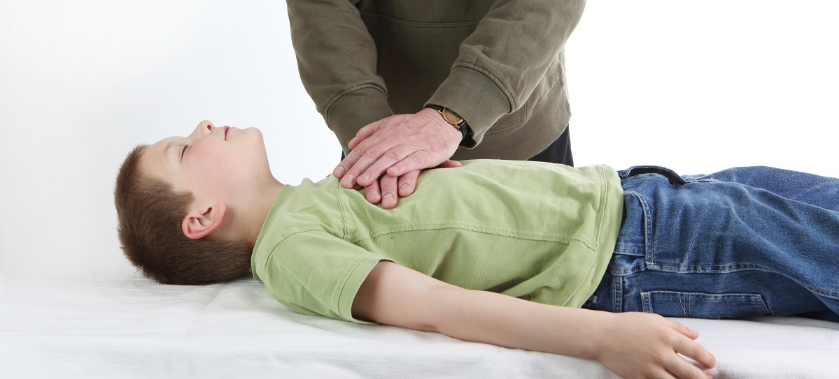 trẻ bị điện giật có ảnh hưởng gì không - hình 4