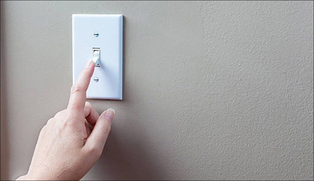 Mở máy lạnh Sharp bằng cầu dao điện