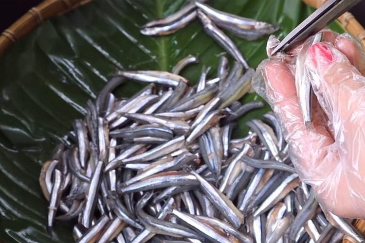 Bật mí 3 cách làm cá cơm chiên giòn thơm ngon, hấp dẫn, phù hợp với khẩu vị người Việt - hình 9