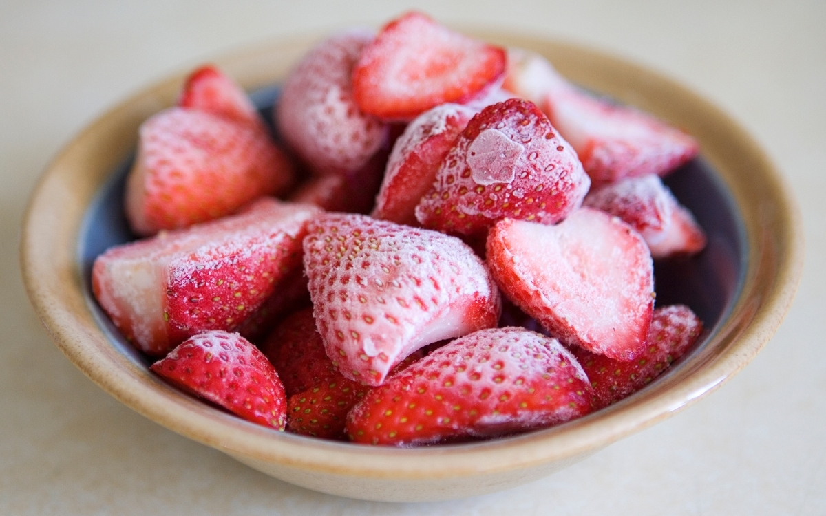 Khi cần sử dụng, để dâu tây tan đá tự nhiên trong tủ lạnh